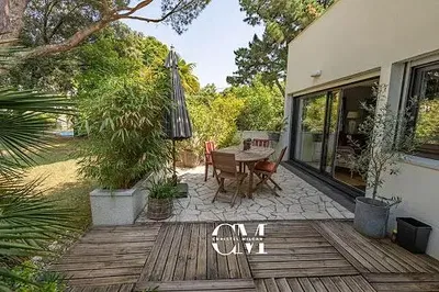 Woonkamer; houten vloer, natuurlijk licht, moderne stijl, hoge plafonds