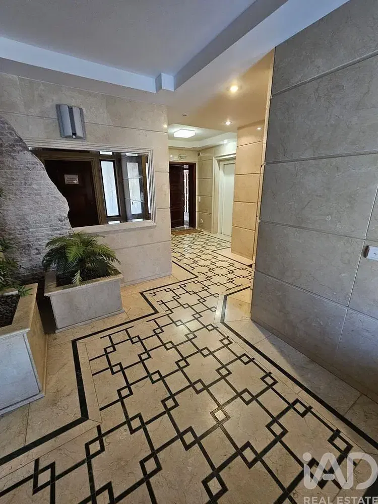 Salon; parquet, lumière naturelle, style moderne, hauteur sous plafond