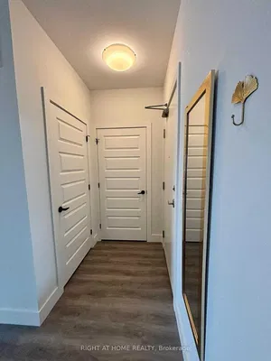 Σαλόνι; ξύλινο πάτωμα, φυσικό φως, μοντέρνο στυλ, ψηλά ταβάνια