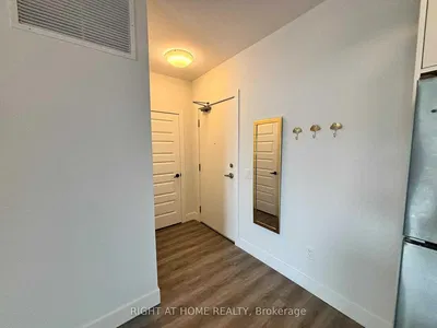 Kuchyně; kuchyňské spotřebiče, dřevěná podlaha, přirozené světlo, moderní styl, po rekonstrukci