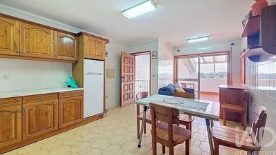 Salon; podłoga drewniana, światło dzienne, styl nowoczesny, wysokie sufity