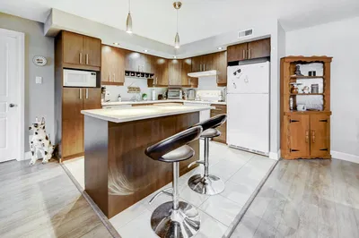 Oturma odası; ahşap zemin, doğal ışık, modern stil, yüksek tavan