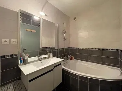 Salón; suelo de madera, luz natural, estilo moderno, techos altos