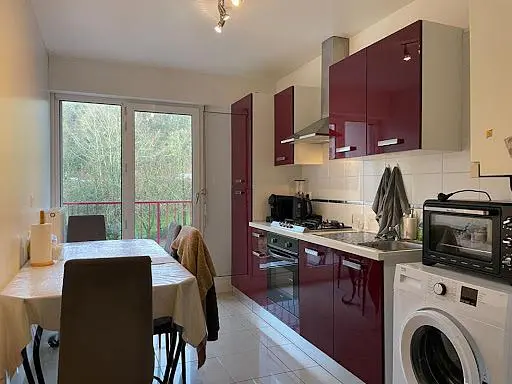 Salón; suelo de madera, luz natural, estilo moderno, techos altos