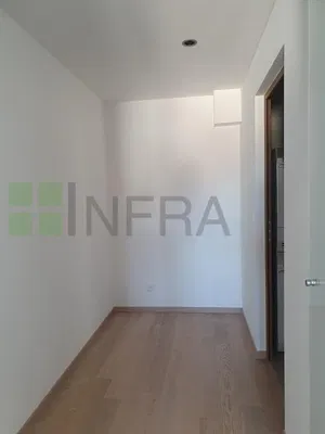 Salon; parquet, lumière naturelle, style moderne, hauteur sous plafond