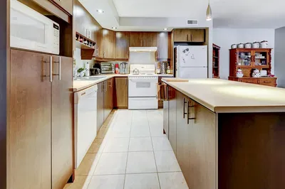 Cuisine; électroménager, parquet, lumière naturelle, style moderne, rénové