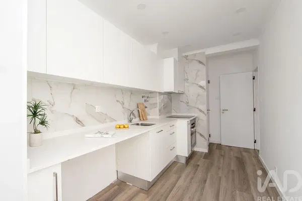 Дневна соба; дрвени под, природно светло, модерни стил, високи плафони