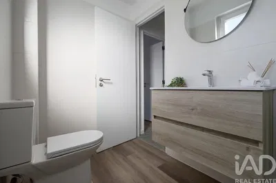 Living room; wood floor, natural light, modern style, high ceiling