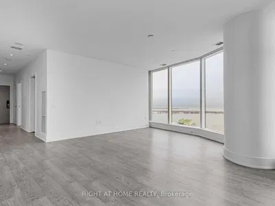 Dnevna soba; drveni pod, prirodno svjetlo, moderni stil, visoki plafoni