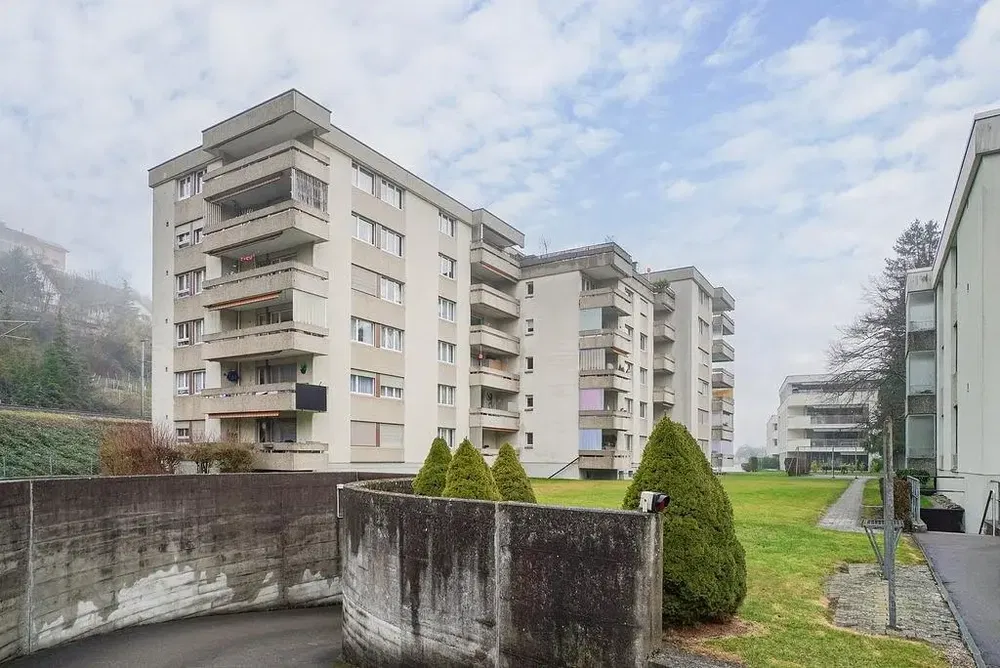 Salon; parquet, lumière naturelle, style moderne, hauteur sous plafond