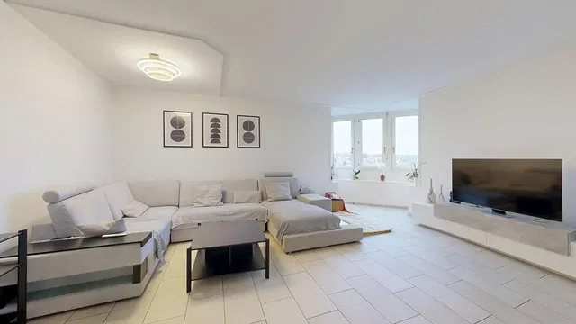 Wohnzimmer; holzboden, tageslicht, moderner stil, hohe decken