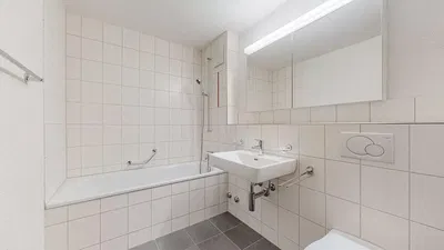 Salon; parquet, lumière naturelle, style moderne, hauteur sous plafond