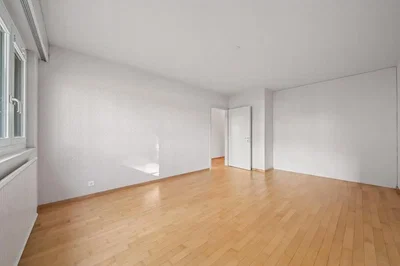 Wohnzimmer; holzboden, tageslicht, moderner stil, hohe decken