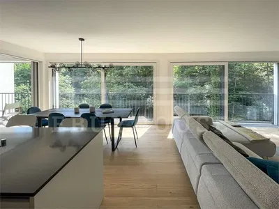 Living room; wood floor, natural light, modern style, high ceiling