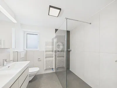 Кухня; кухненски уреди, дървен под, естествена светлина, модерен стил, ремонтиран