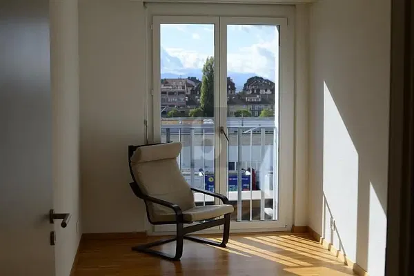 Oturma odası; ahşap zemin, doğal ışık, modern stil, yüksek tavan