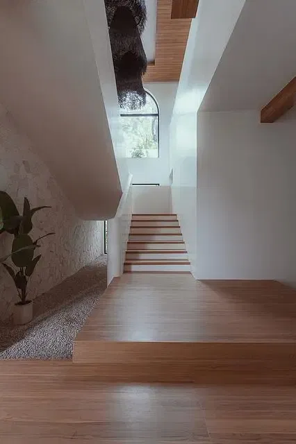 Wohnzimmer; holzboden, tageslicht, moderner stil, hohe decken