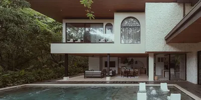 Wohnzimmer; holzboden, tageslicht, moderner stil, hohe decken