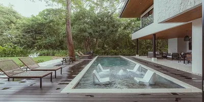 Wohnzimmer; holzboden, tageslicht, moderner stil, hohe decken