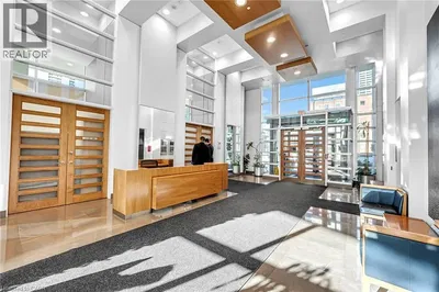 Mutfak; mutfak aletleri, ahşap zemin, doğal ışık, modern stil