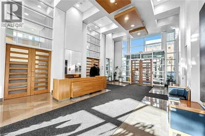 Κουζίνα; συσκευές κουζίνας, ξύλινο πάτωμα, φυσικό φως, μοντέρνο στυλ