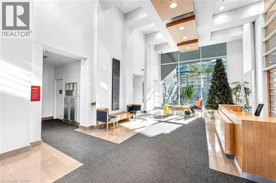 Oturma odası; ahşap zemin, doğal ışık, modern stil, yüksek tavan