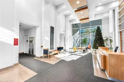 Oturma odası; ahşap zemin, doğal ışık, modern stil, yüksek tavan