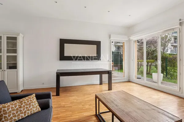 Woonkamer; houten vloer, natuurlijk licht, moderne stijl, hoge plafonds