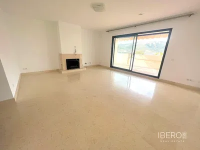 Wohnzimmer; holzboden, tageslicht, moderner stil, hohe decken