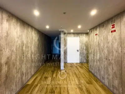 Σαλόνι; ξύλινο πάτωμα, φυσικό φως, μοντέρνο στυλ, ψηλά ταβάνια