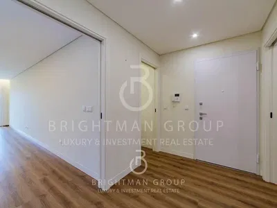 Κουζίνα; συσκευές κουζίνας, ξύλινο πάτωμα, φυσικό φως, μοντέρνο στυλ