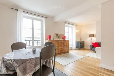 Woonkamer; houten vloer, natuurlijk licht, moderne stijl, hoge plafonds