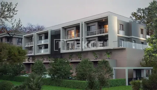 Sala de estar; chão de madeira, luz natural, estilo moderno, teto alto