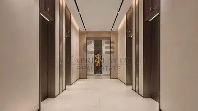 Woonkamer; houten vloer, natuurlijk licht, moderne stijl, hoge plafonds