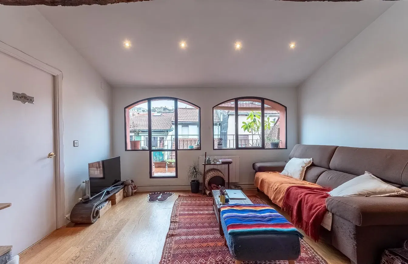 Living room; wood floor, natural light, modern style, high ceiling