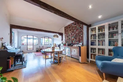 غرفة معيشة; أرضية خشبية, ضوء طبيعي, أسلوب عصري, أسقف عالية