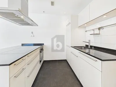 Wohnzimmer; holzboden, tageslicht, moderner stil, hohe decken