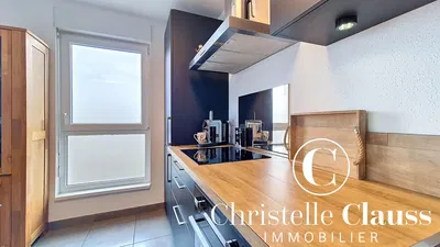 Living room; wood floor, natural light, modern style, high ceiling