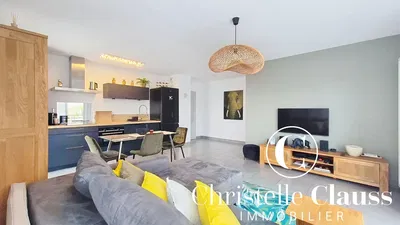 Living room; wood floor, natural light, modern style, high ceiling