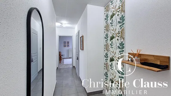 Living room; wood floor, natural light, modern style, high ceiling
