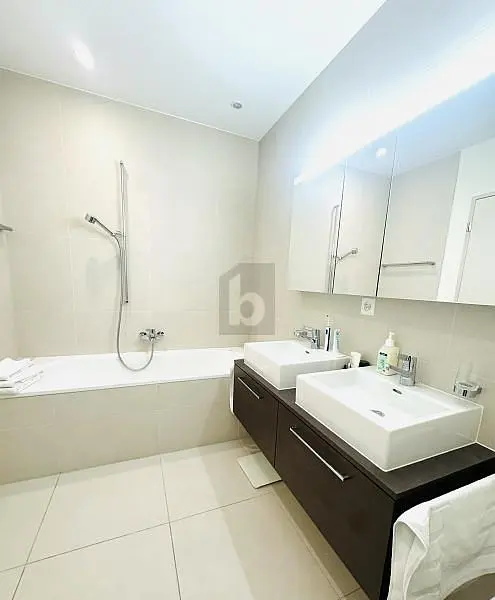 Dnevna soba; drveni pod, prirodno svjetlo, moderni stil, visoki plafoni