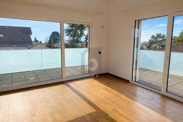 غرفة معيشة; أرضية خشبية, ضوء طبيعي, أسلوب عصري, أسقف عالية