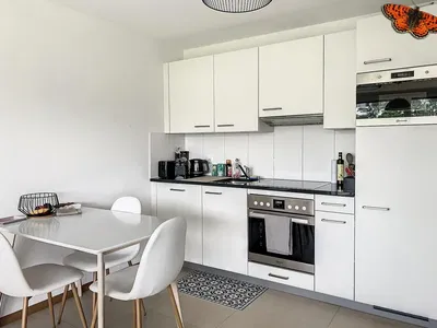 غرفة معيشة; أرضية خشبية, ضوء طبيعي, أسلوب عصري, أسقف عالية