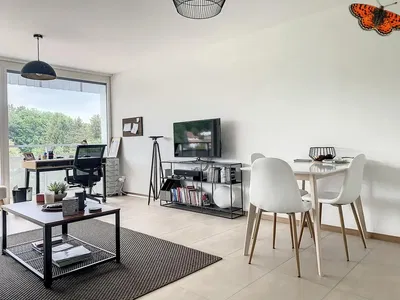 غرفة معيشة; أرضية خشبية, ضوء طبيعي, أسلوب عصري, أسقف عالية