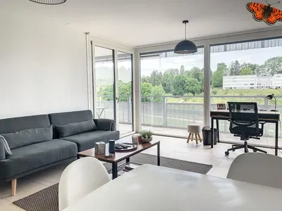 غرفة معيشة; أرضية خشبية, ضوء طبيعي, أسلوب عصري, أسقف عالية