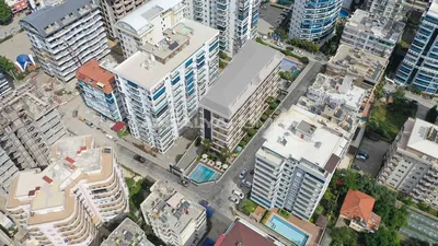 Sala de estar; chão de madeira, luz natural, estilo moderno, teto alto