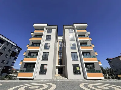 Sala de estar; chão de madeira, luz natural, estilo moderno, teto alto