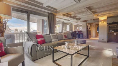 Oturma odası; ahşap zemin, doğal ışık, modern stil, yüksek tavan