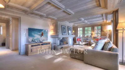 Living room; wood floor, natural light, modern style, high ceiling