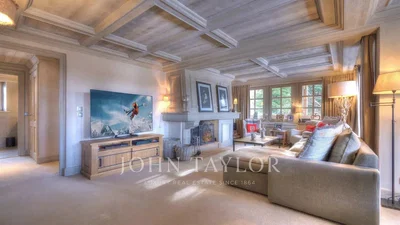 Oturma odası; ahşap zemin, doğal ışık, modern stil, yüksek tavan